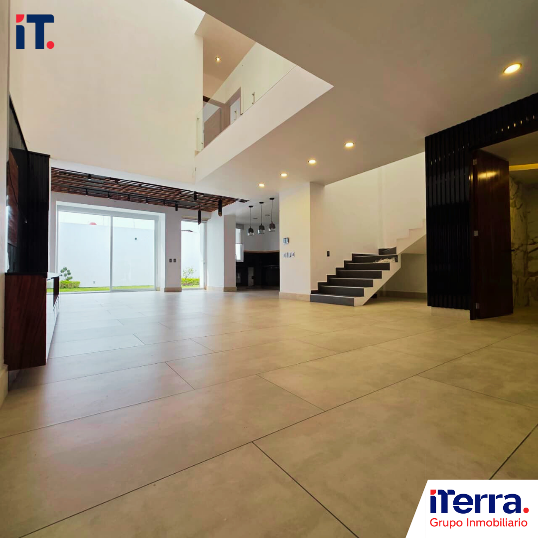 06 VENTA DE CASA TERRENO EN URUAPAN MICHOACAN FRENTA A PLAZA AGORA
